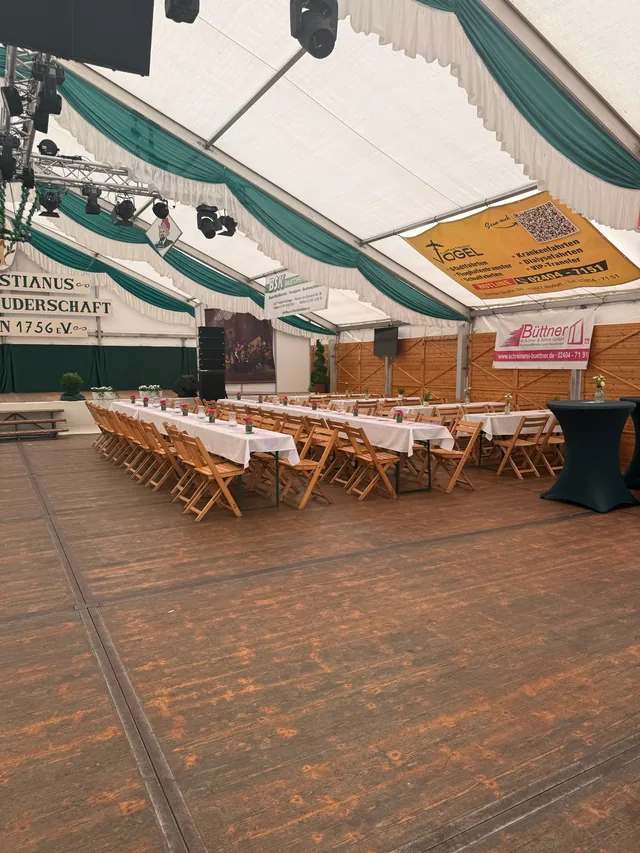 Gedeckte Tische im Festzelt